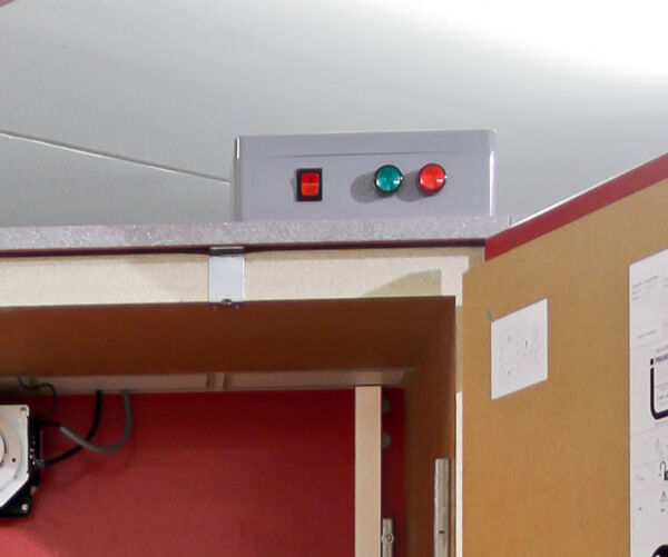 PRIOCAB-Li EI90 2-flügeliger Standschrank inkl. Belüftungssystem, Rauchdetektor, 4 Steckdosenleisten mit je 5 Steckplätzen