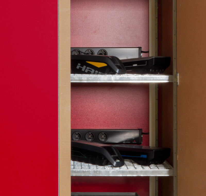 PRIOCAB-Li EI90 2-flügeliger Standschrank inkl. Belüftungssystem, Rauchdetektor, 4 Steckdosenleisten mit je 5 Steckplätzen