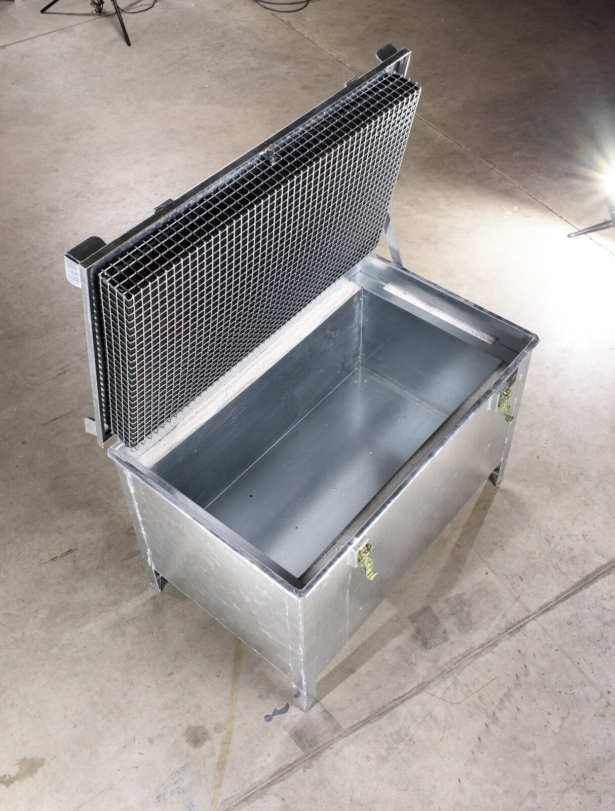 Lio Guard Storage Box 220 Akku-Lagerbehälter aus verzinktem Stahl für Lithium-Ionen-Batterien inkl. Pyrobubbles